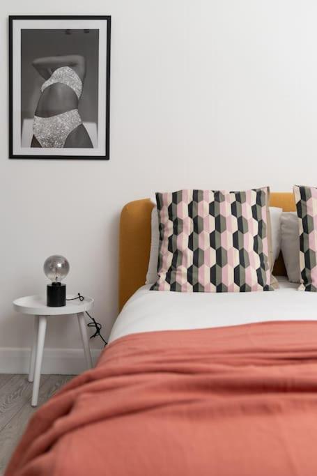 Two Bedroom By Buonomo Short Lets & Serviced In Balham With Balcony Londen