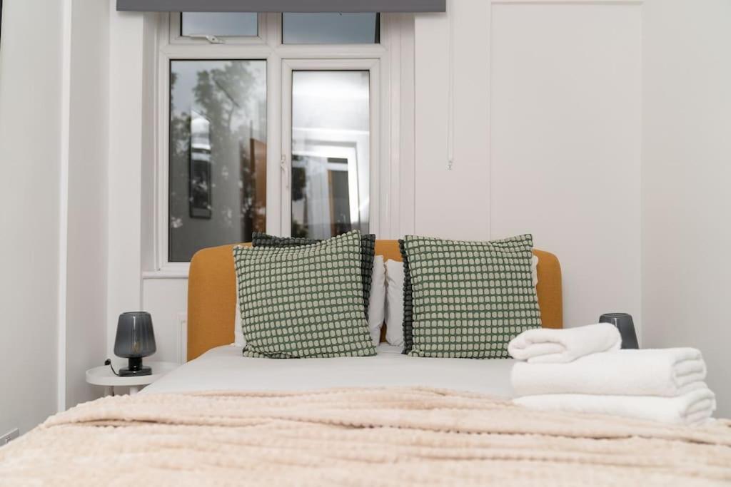 Two Bedroom By Buonomo Short Lets & Serviced In Balham With Balcony Appartement