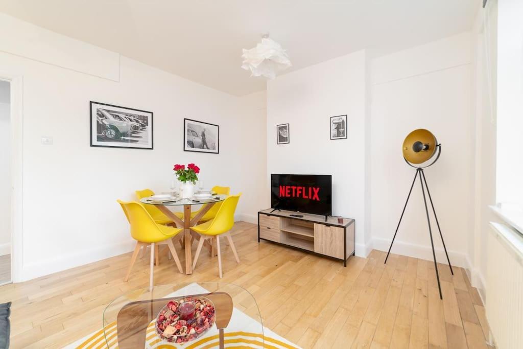 Two Bedroom By Buonomo Short Lets & Serviced In Balham With Balcony Appartement *