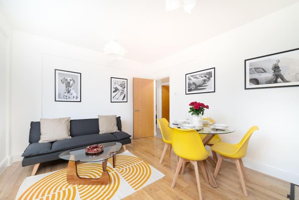 Two Bedroom By Buonomo Short Lets & Serviced In Balham With Balcony * Londen