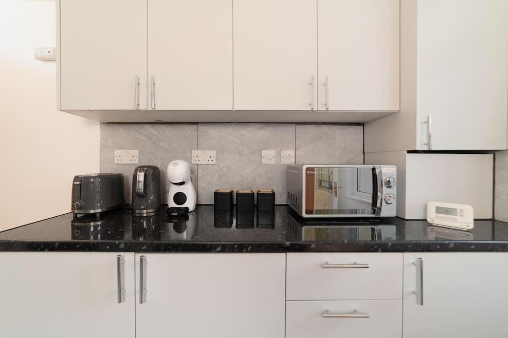 Two Bedroom By Buonomo Short Lets & Serviced In Balham With Balcony Appartement