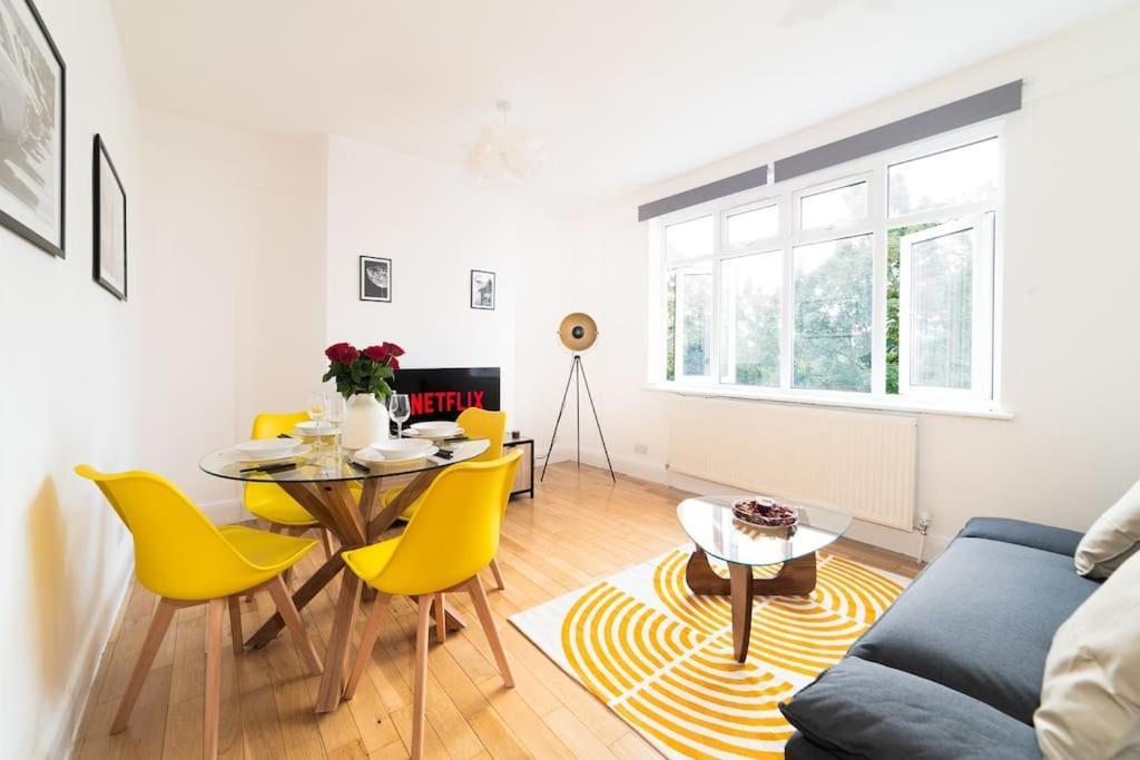 Two Bedroom By Buonomo Short Lets & Serviced In Balham With Balcony Appartement Londen