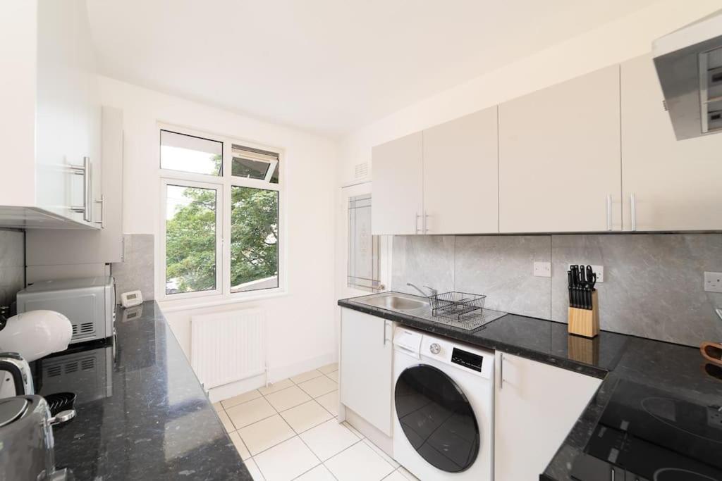 Two Bedroom By Buonomo Short Lets & Serviced In Balham With Balcony * Londen